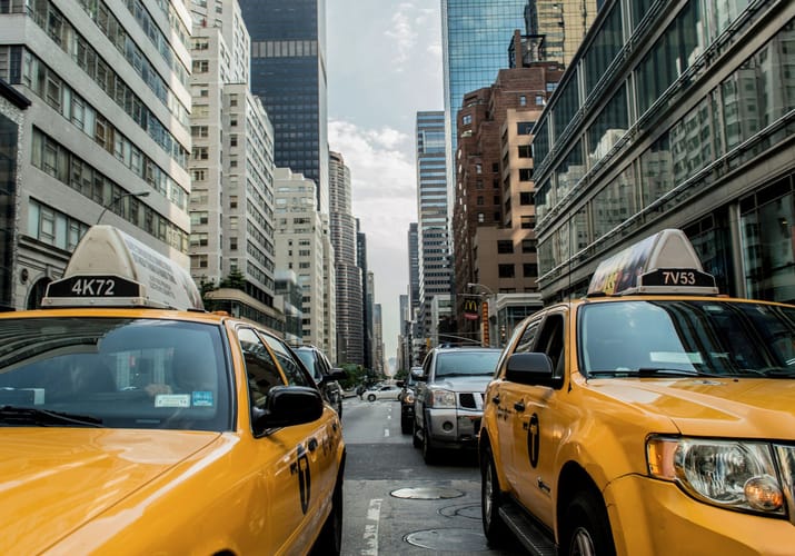 Travl gade i New York med gule taxaer – storbystemning i Manhattan