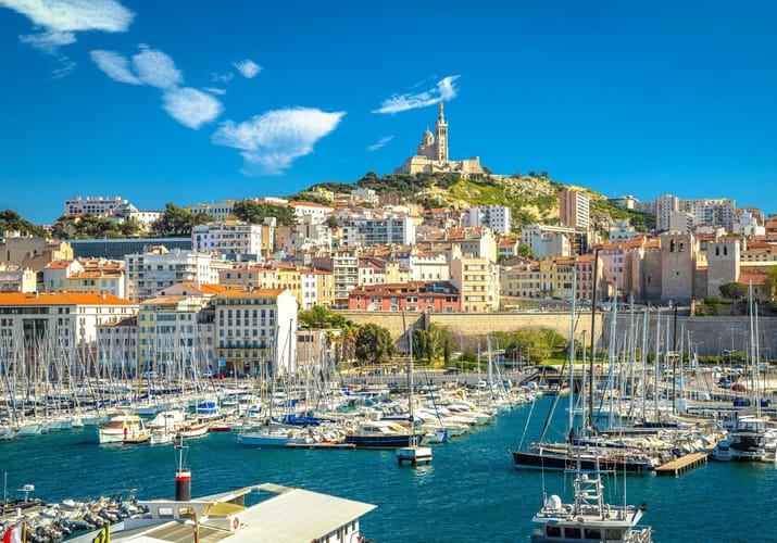 Marseilles havn med historisk f&aelig;stning og katedral i baggrunden, Frankrig