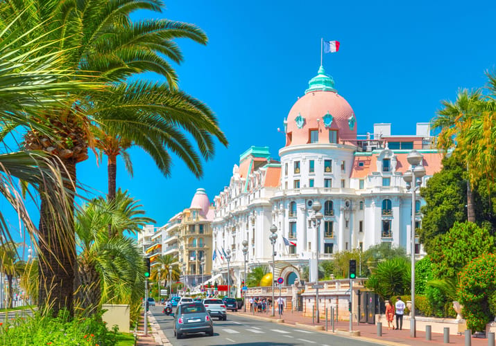 Promenade des Anglais langs stranden i Nice p&aring; den franske Riviera
