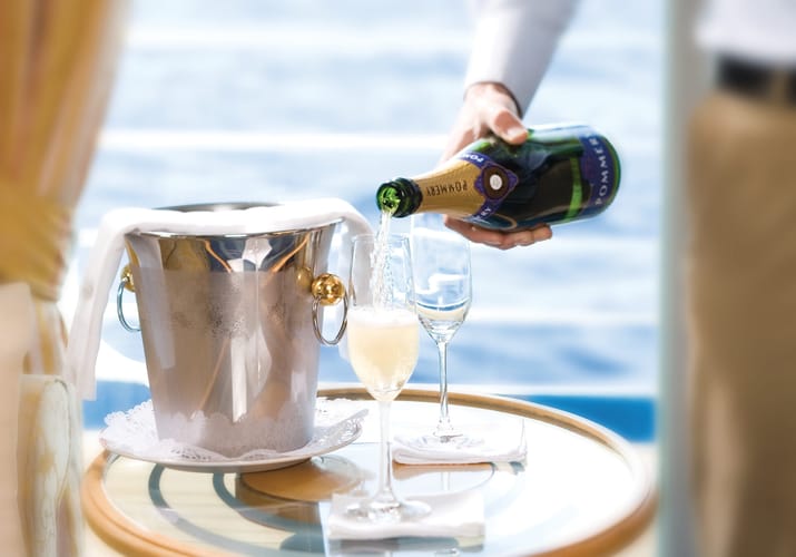 Champagne h&aelig;ldes op i suite med havudsigt som en del af all inclusive-luksus