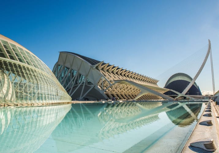 Ciudad de las Artes y las Ciencias i Valencia spejler sig i det turkise vand