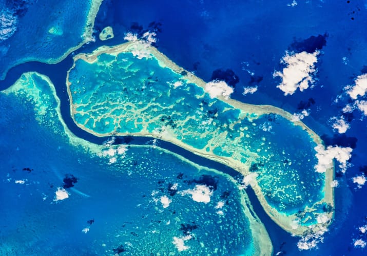 Luftfoto af Great Barrier Reef med klare turkise laguner og koralrev i Australien