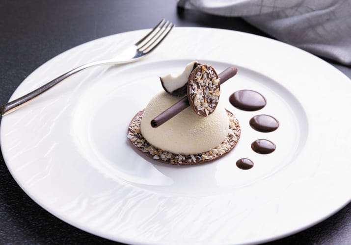 Gourmetdessert anrettet p&aring; hvid tallerken i specialrestauranten Pacific Rim ombord