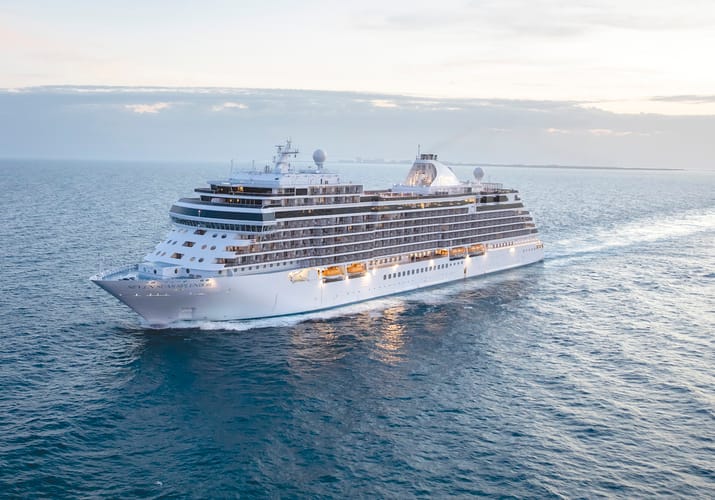 Seven Seas Splendor fotograferet fra luften, mens skibet sejler p&aring; det &aring;bne hav