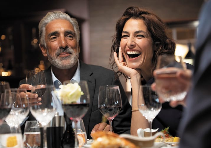 Par nyder elegant middag med vin i Prime 7 steakhouse ombord p&aring; Regent-skib