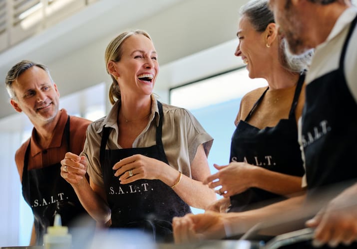 G&aelig;ster i S.A.L.T. Lab deltager i madlavningskursus og l&aelig;rer destinationsinspireret gastronomi ombord