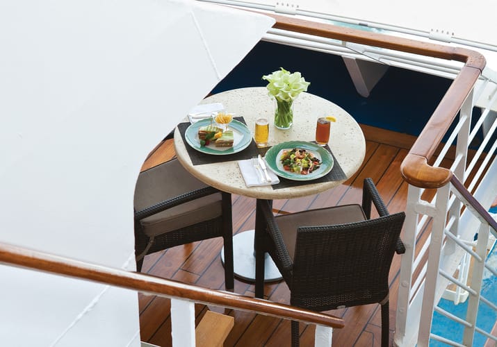 Udend&oslash;rs frokostbord p&aring; La Veranda restaurant ombord p&aring; et Regent Seven Seas luksuskrydstogtskib