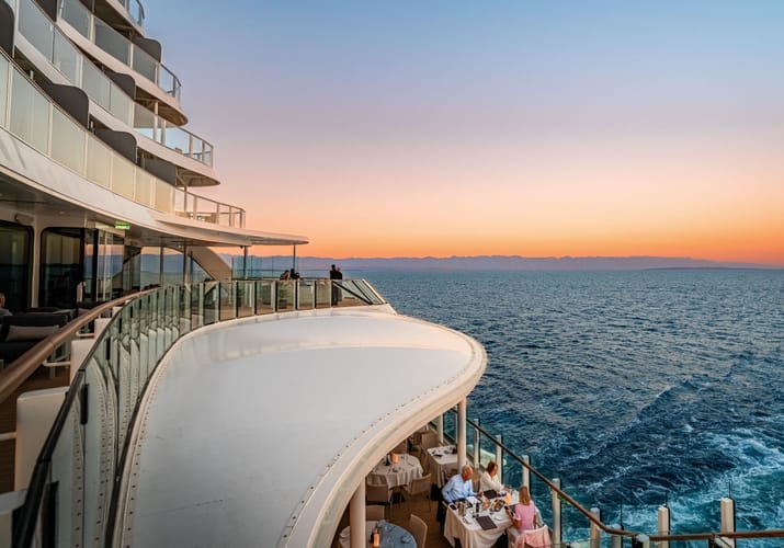 Udend&oslash;rsrestaurant La Terrazza p&aring; Silver Nova med havudsigt ved solnedgang