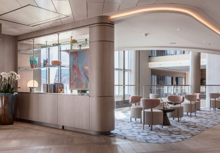 The Atrium p&aring; Silver Nova, lys lounge med bar og dobbelth&oslash;jt rum