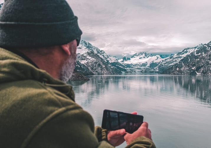 G&aelig;st nyder udsigten over fjord og gletsjere i Inside Passage p&aring; luksuskrydstogt i Alaska