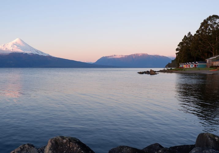 Solnedgang over Llanquihue-søen i Chile med den sneklædte vulkan Osorno i baggrunden