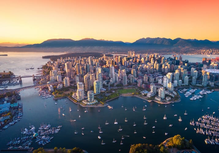 Luftfoto af Vancouvers skyline og havn ved solnedgang f&oslash;r afrejse p&aring; Alaska-krydstogt