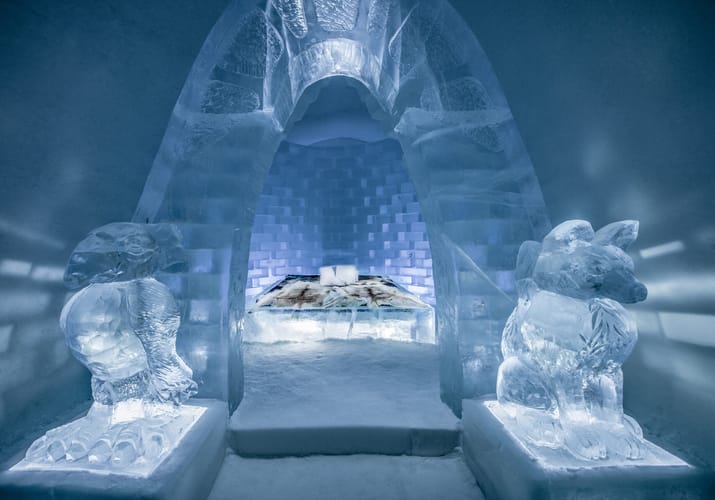 værelse på ishotellet med isskulpturer