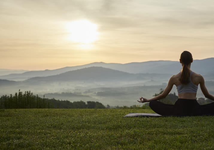 italien, toscana, belmond castello di casole - kvinde dyrker yoga ved solopgang