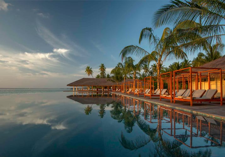 Rejser til Maldiverne, The Residence Maldives at Dhigurah, Beach Club ved infinity poolen