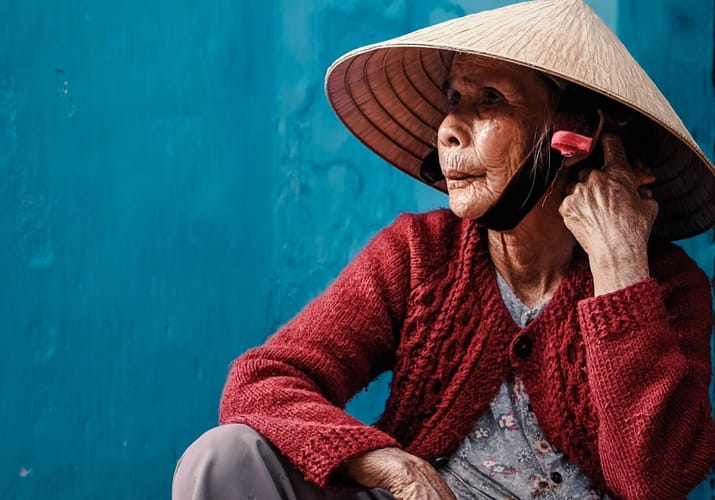 mand med vietnamesisk hat